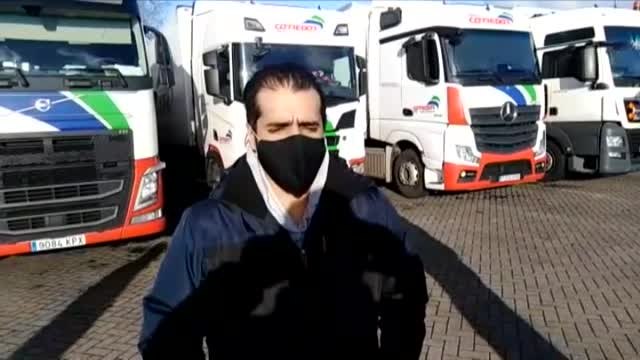 Las autoridades británicas comienzan a hacer las pruebas a los miles de camioneros atrapados