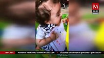¡Toda una maestra! Bebé enseña a su muñeca a hablar inglés