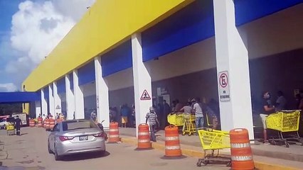 Supermercados abarrotados de personas que buscan comprar la cena de esta noche