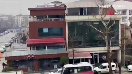 Polisi görünce çatıdan çatıya atlayıp kaçtılar... O anlar kamerada