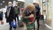 Los abrazos protagonizan los reencuentros navideños a pesar de la pandemia