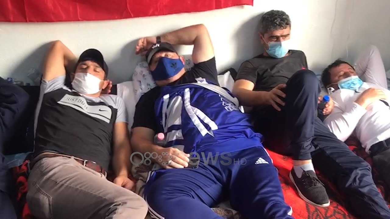 Ora News - “Nuk ka kthim pas!” Naftëtarët e Ballshit në grevë urie