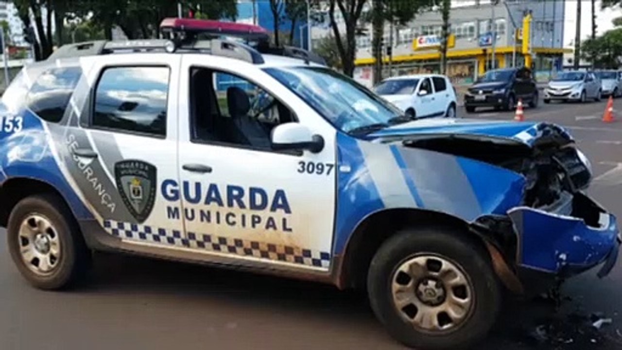 Mais um acidente é registrado na Av. Brasil; desta vez a batida envolveu uma viatura da Guarda Municipal