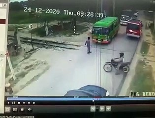 Micro de la línea 132 casi arrolla a un hombre que le alertaba que se acercaba el tren