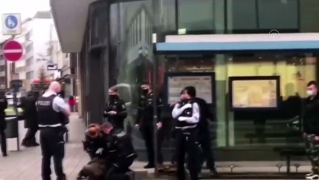 İnfiale neden olan görüntüler! Faşist Alman polisinden bebekli başörtülü kadına işkence