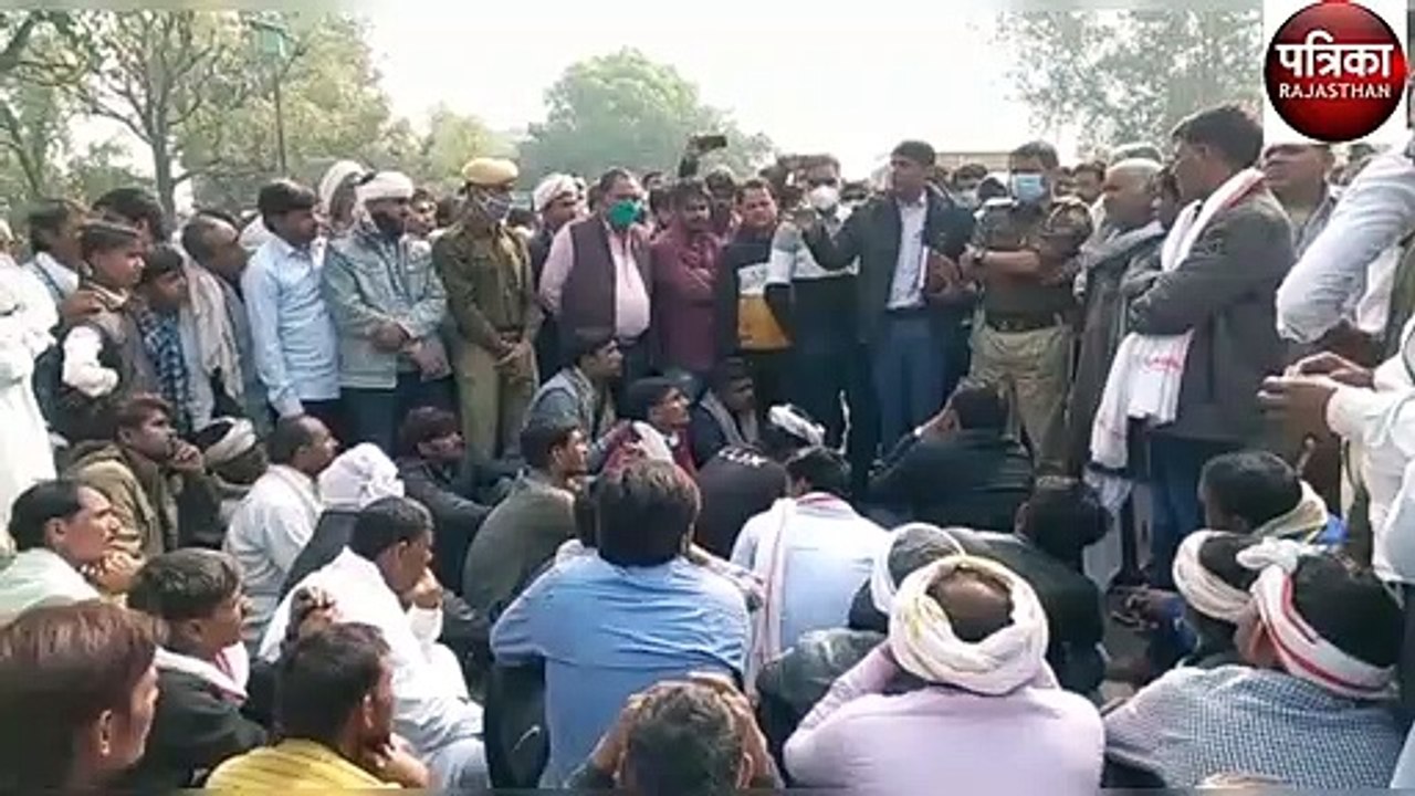 सडक़ों पर उतरे अन्नदाता, दिन में बिजली आपूर्ति की मांग को लेकर छह घंटे जाम किए दो स्टेट हाईवे