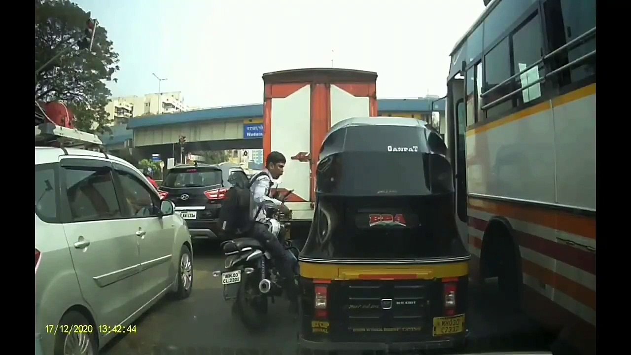 వైరల్‌ : నాకే వార్నింగ్‌ ఇస్తావా..