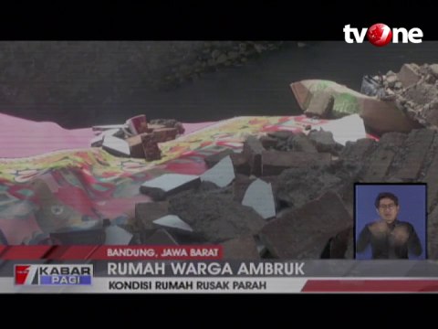 3 Rumah di Bantaran Sungai Ambruk Terkikis Arus Sungai