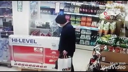 Marketin vitrinindeki cep telefonunu böyle çaldı