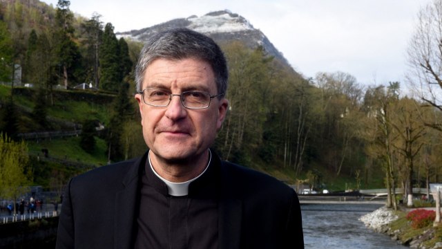 Monseigneur Éric de Moulins-Beaufort, Président de la Conférence des évêques de France : Les messes se sont bien passées, avec beaucoup d'endroits où l'on avait multiplié les messes, ce qui a permis de respecter les gestes barrières, la distance donnée .