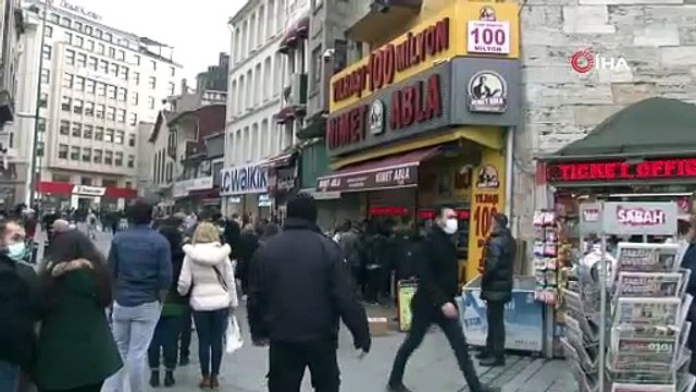 Yılbaşı öncesi Nimet Abla gişesi önünde sosyal mesafesiz milli piyango kuyruğu