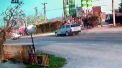 Otomobilin çarptığı motosiklet sürücüsü böyle uçtu