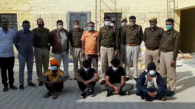 कार में 17500 नशीली गोलियां व 20 किलो डोडा पोस्त जब्त