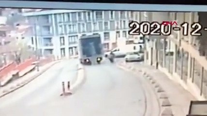 Kağıthane'de nakliyat kamyonu 10 metre yükseklikten böyle düştü