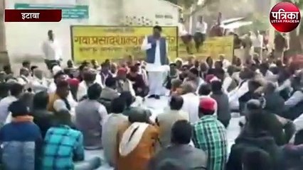 सपा पार्टी के नेता ने किसानों को किया संबोधित