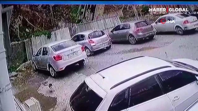 Freni boşalan nakliyat kamyonu 10 metre yükseklikten boş alana uçtu