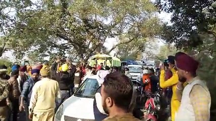 किसानों को मनाने में असफल रहे SDM, मिडिया से कहा हाँ हमने आगे बढाने से रोका