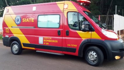 Jovem cai de moto em curva na Rua Maracaí, na região do Bairro Floresta