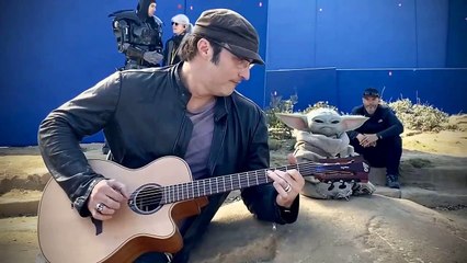The Mandalorian : Robert Rodriguez plays guitar to Baby Yoda / Grogu on  set