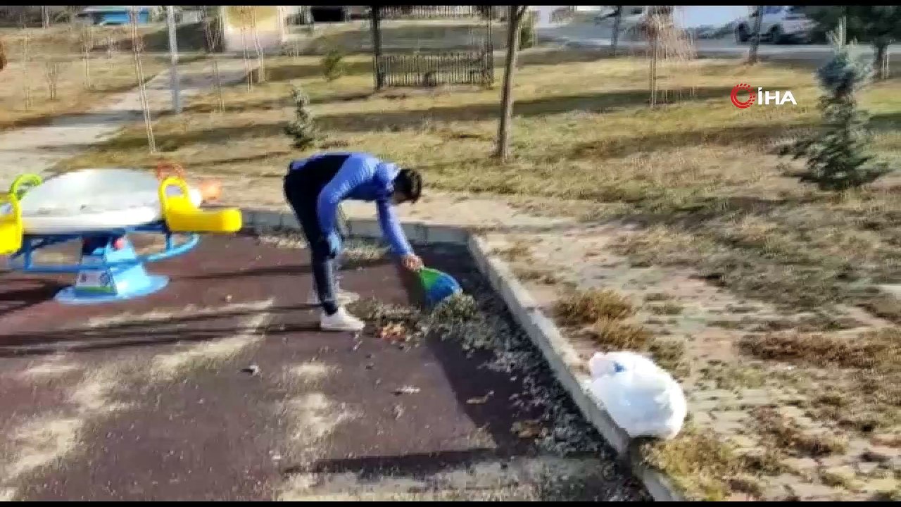 Lisans öğrencileri çöp topladı