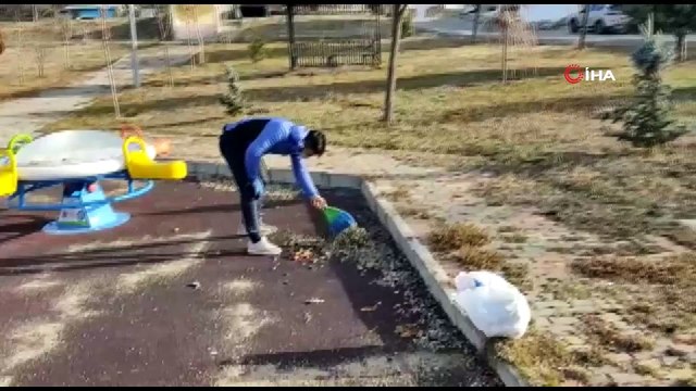 Lisans öğrencileri çöp topladı