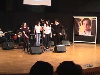 O Αντώνης τραγουδά Νικολόπουλο