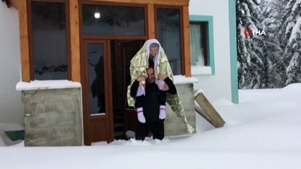 Yaylada mahsur kalanların yardımına karla mücadele ekipleri yetişti