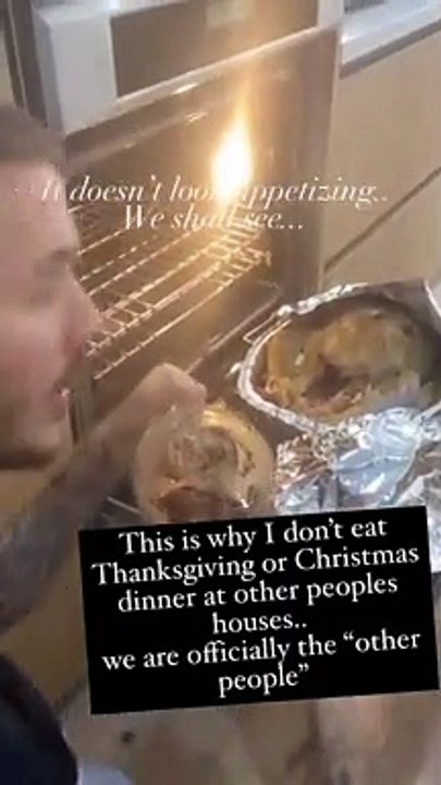 M. Pokora prépare une dinde farcie pour le réveillon de Noël le 24 décembre 2020. Sa femme Christina Milian n'est pas convaincue.