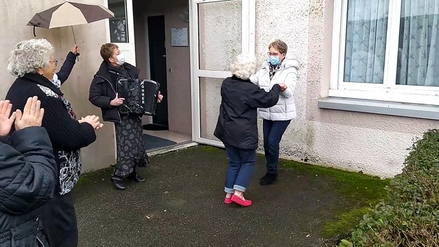 La ville de la Tour du Pin offre des concerts d'accordéon à ses seniors