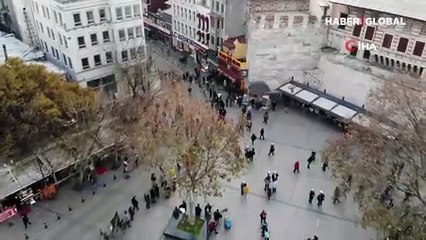 Eminönü'nde metrelerce piyango kuyruğu