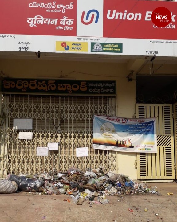 Small traders, vendors protest in Andhra's Vuyyuru, dump garbage in front of banks