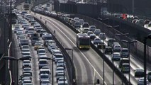 İstanbul’da 56 saatlik sokağa çıkma kısıtlaması öncesi yoğunluk