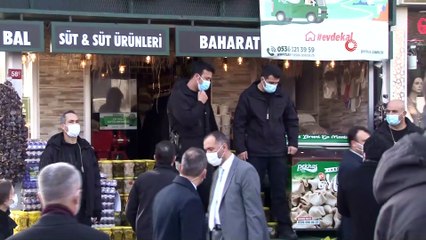 Cumhurbaşkanı Erdoğan'dan gazetecilere sucuk şekeri ve pestil ikramı