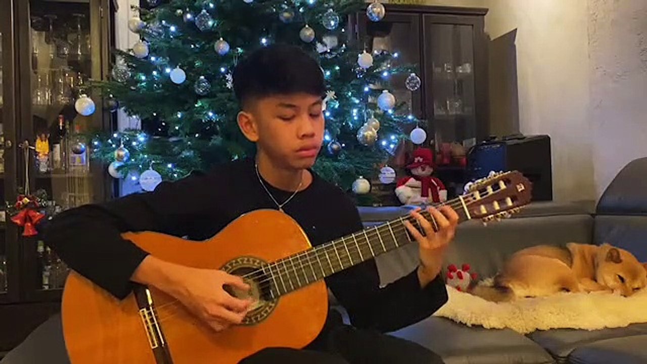 Petit Papa Noël, par Alexandre Chou (guitare)