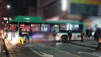 왕복 2차선 불법 유턴하던 버스, 도로 막아버려 / YTN