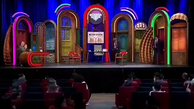 Güldür Güldür Show'daki 'torpil' skeci gündem oldu: Soyağacımı öğrenmek için çalışan listesine bakıyorum
