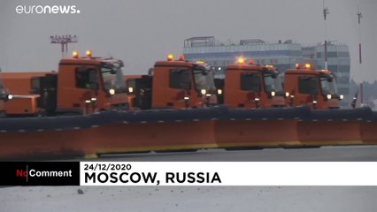 Παρέλαση εκχιονιστικών σε εγκαίνια στο αεροδρόμιο της Μόσχας