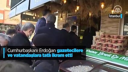 Cumhurbaşkanı Erdoğan gazetecilere ve vatandaşlara tatlı ikram etti