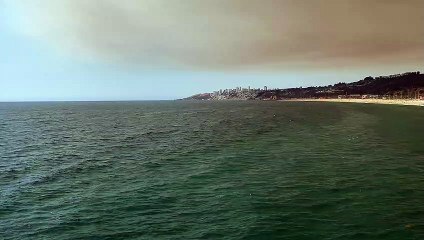Ciudad con nube de humo por incendio forestal