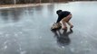 Un homme sauve un cerf sur un lac gelé