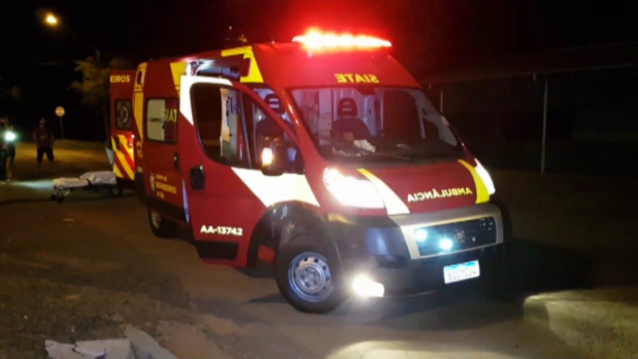 Mulher sofre queda com mobilete ao passar por buraco na Rua Suíça, no Cascavel Velho