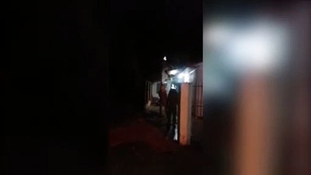 Galho de árvore de grande proporção cai sobre residência no Bairro São Cristóvão; Bombeiros foram mobilizados