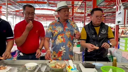 รมว.สธ. "อนุทิน ชาญวีรกูล" เยี่ยมตลาด โชว์กินกุ้ง