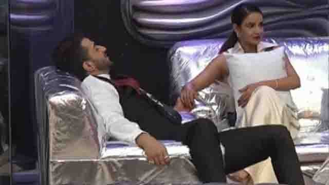 Bigg Boss 14; Aly Goni ने Jasmin Bhasin को देखकर यूं उतारी Christmas Party की थकान | FilmiBeat