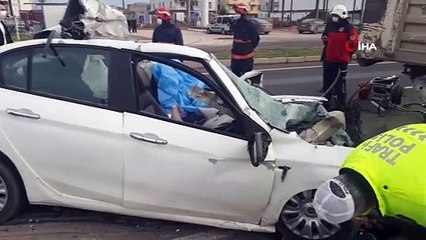 Otomobil tıra ok gibi saplandı