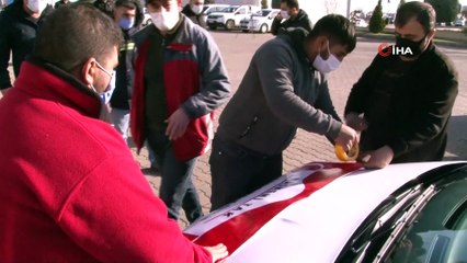 Farkındalık oluşturmak için araçlarına maske taktılar