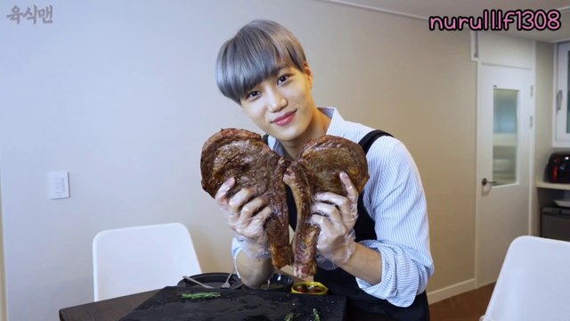 [ INDO SUB ] EXO KAI cooks tomahawk steak at YOOXICMAN’s home