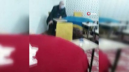 Kumar oynatılıp alkol tüketilen kıraathaneye şok baskın kamerada