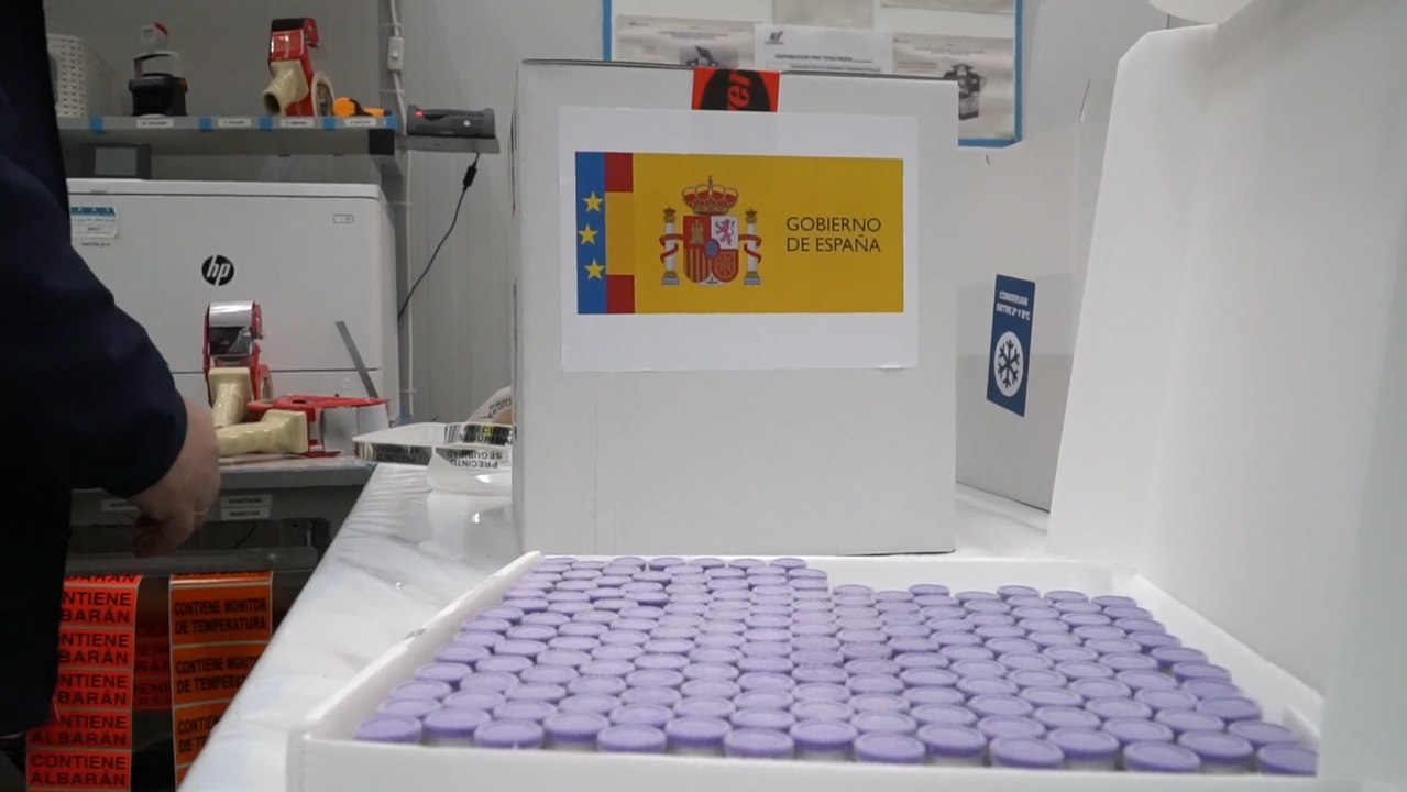 Pfizer entrega las vacunas a la AEMPS para su certificación y reparto