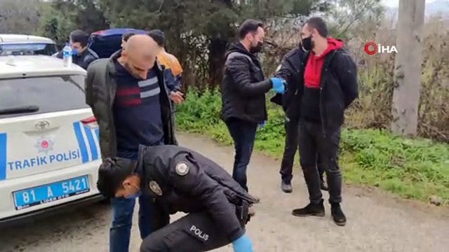 Otomobili bırakıp kaçmaya çalıştılar, havaya ateş açılarak yakalandılar